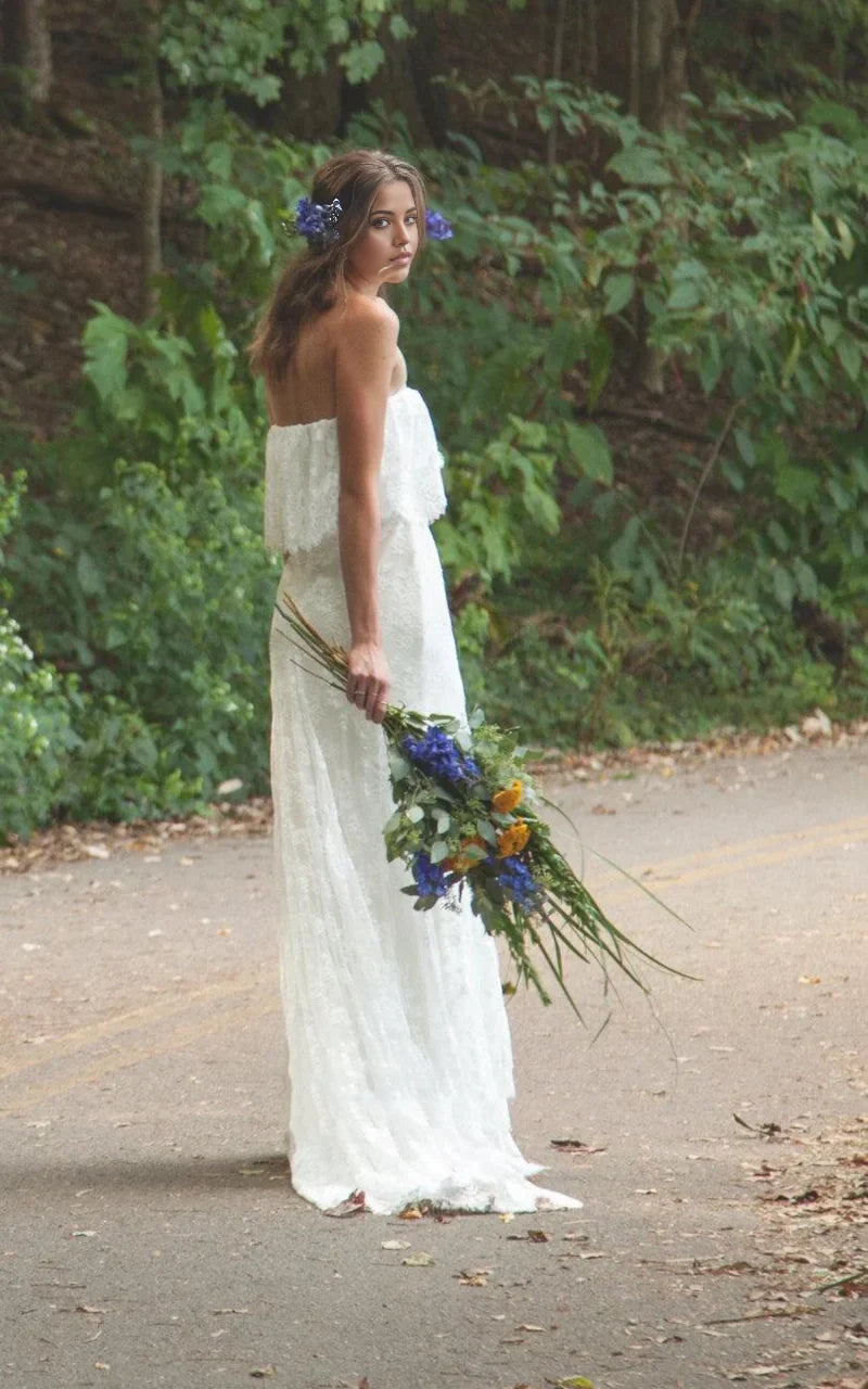 Vestido de novia largo estilo sirena con encaje bohemio, hombros descubiertos y volantes